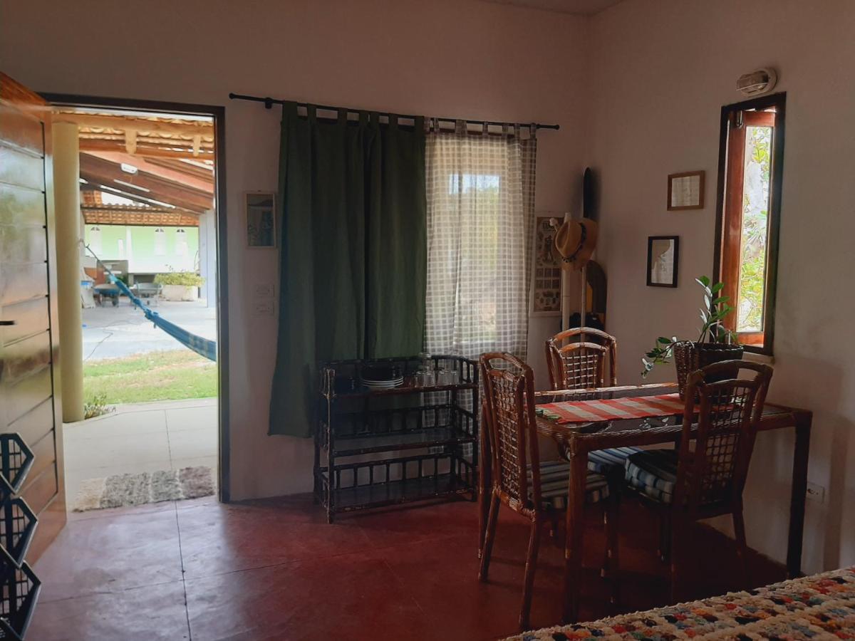 Chale Perto Da Com Duas E Varandao Сasa de vacaciones *